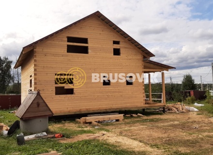 Дом 8х9,5 м с открытой террасой из профилированного бруса 145х145 мм по индивидуальному проекту в коттеджном поселке Манилово, Тарусский район, Калужская область