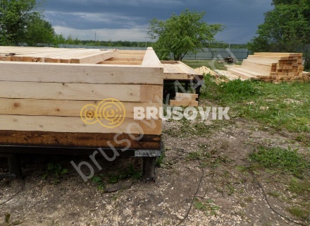 Дом из бруса с крыльцом