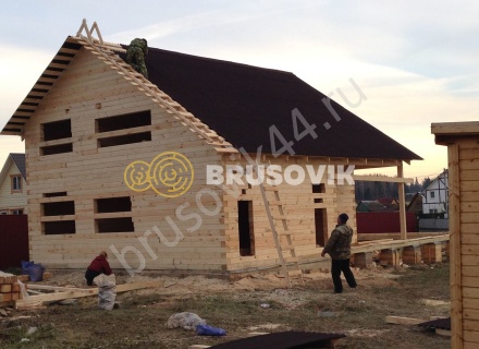 Деревянный дом с мансардой и крыльцом