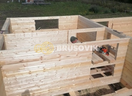 Одноэтажный дом 9х9м с двускатной крышей из профилированного бруса 145х195мм по индивидуальному проекту в г. Кострома, ул. Николая Тараканова