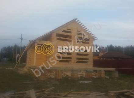 Деревянный дом с мансардой и крыльцом