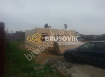 Деревянный дом с мансардой и крыльцом