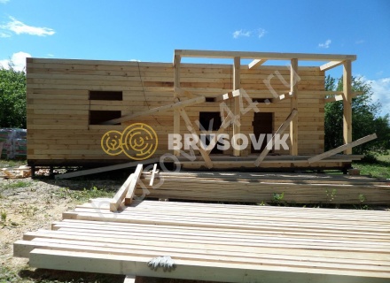 Дом из бруса с крыльцом