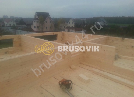 Деревянный дом с мансардой и крыльцом