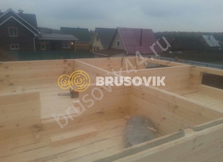 Деревянный дом с мансардой и крыльцом