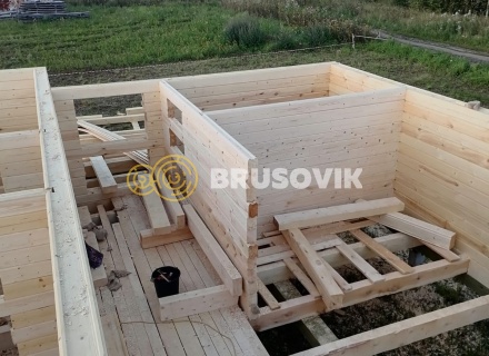 Одноэтажный дом 9х9м с двускатной крышей из профилированного бруса 145х195мм по индивидуальному проекту в г. Кострома, ул. Николая Тараканова