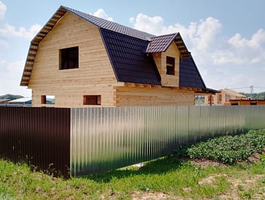 Дом 7,5х8,5 м с открытой террасой 3х7,5 м из сухого профилированного бруса 145х195 мм по индивидуальному проекту в деревне Андрейково, Калининский район, Тверская область - фото процесса строительства