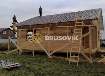 Одноэтажный дом 9х9м с двускатной крышей из профилированного бруса 145х195мм по индивидуальному проекту в г. Кострома, ул. Николая Тараканова