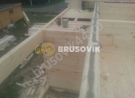 Деревянный дом с мансардой и крыльцом