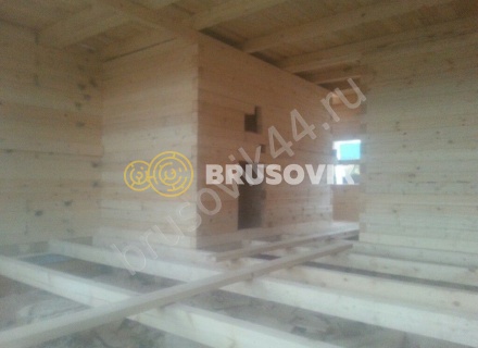 Деревянный дом с мансардой и крыльцом