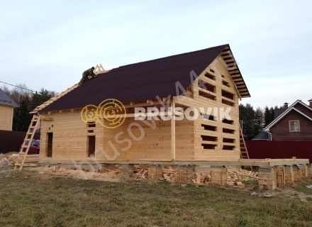 Деревянный дом с мансардой и крыльцом