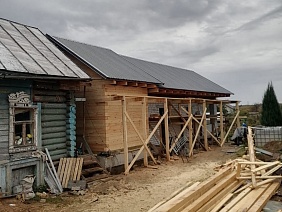 Пристройка 6х3м из сухого профилированного бруса 145х145мм и возведение крыши на кирпичном здании в д. Селифонтово, Ярославская область - фото процесса строительства