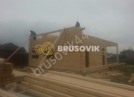 Деревянный дом с мансардой и крыльцом