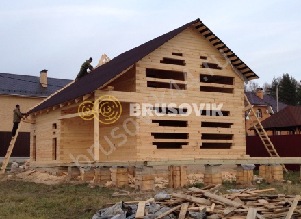 Деревянный дом с мансардой и крыльцом