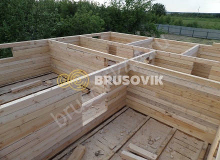 Дом из бруса с крыльцом