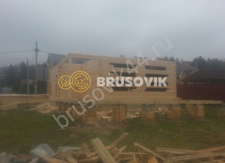 Деревянный дом с мансардой и крыльцом