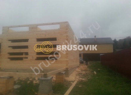 Деревянный дом с мансардой и крыльцом