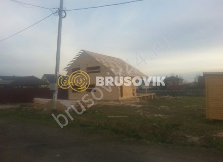 Деревянный дом с мансардой и крыльцом