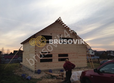 Деревянный дом с мансардой и крыльцом