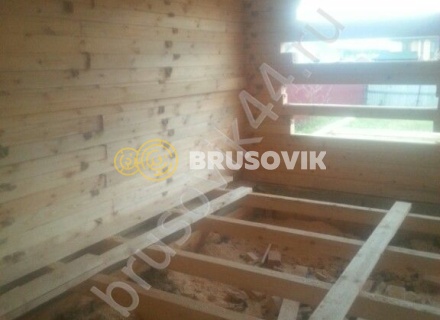 Деревянный дом с мансардой и крыльцом