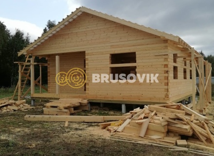 Одноэтажный дом 9х9м с двускатной крышей из профилированного бруса 145х195мм по индивидуальному проекту в г. Кострома, ул. Николая Тараканова