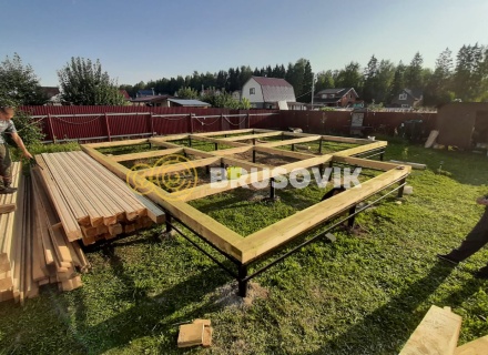 Дом 8х9,5 м с открытой террасой из профилированного бруса 145х145 мм по индивидуальному проекту в коттеджном поселке Манилово, Тарусский район, Калужская область