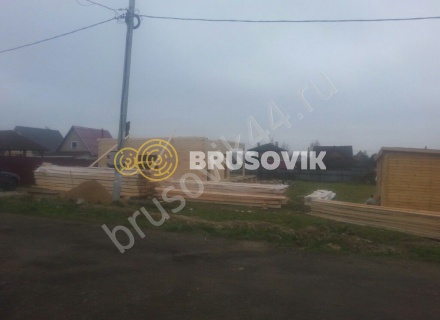 Деревянный дом с мансардой и крыльцом