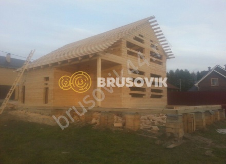 Деревянный дом с мансардой и крыльцом