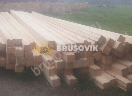 Деревянный дом с мансардой и крыльцом