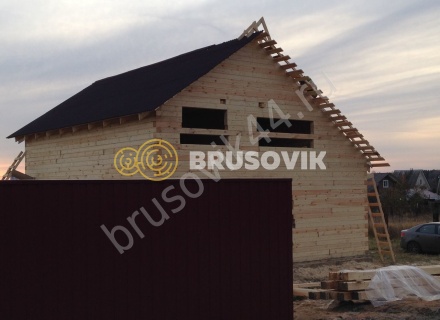 Деревянный дом с мансардой и крыльцом