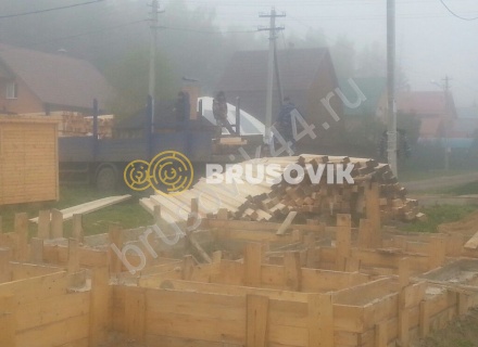 Деревянный дом с мансардой и крыльцом