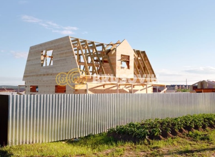 Дом 7,5х8,5 м с открытой террасой 3х7,5 м из сухого профилированного бруса 145х195 мм по индивидуальному проекту в деревне Андрейково, Калининский район, Тверская область