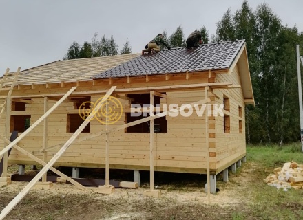 Одноэтажный дом 9х9м с двускатной крышей из профилированного бруса 145х195мм по индивидуальному проекту в г. Кострома, ул. Николая Тараканова