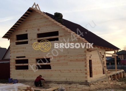 Деревянный дом с мансардой и крыльцом