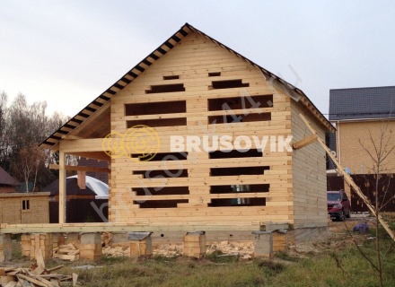 Деревянный дом с мансардой и крыльцом