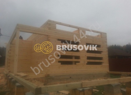 Деревянный дом с мансардой и крыльцом