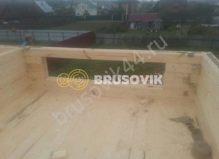 Деревянный дом с мансардой и крыльцом