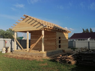 Баня 4,5х4,5 м с террасой 3х4,5 м из обрезного бруса 150х150 мм по индивидуальному проекту в д. Зарубино, Костромской район - фото процесса строительства