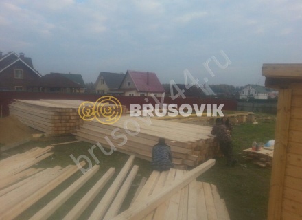 Деревянный дом с мансардой и крыльцом