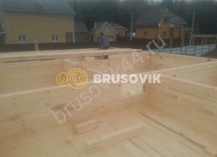 Деревянный дом с мансардой и крыльцом