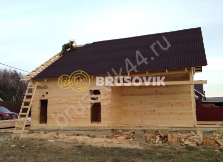 Деревянный дом с мансардой и крыльцом