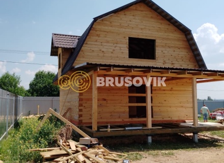 Дом 7,5х8,5 м с открытой террасой 3х7,5 м из сухого профилированного бруса 145х195 мм по индивидуальному проекту в деревне Андрейково, Калининский район, Тверская область