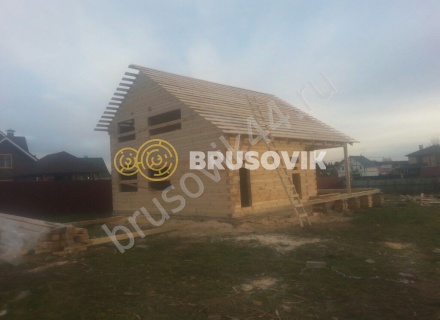 Деревянный дом с мансардой и крыльцом