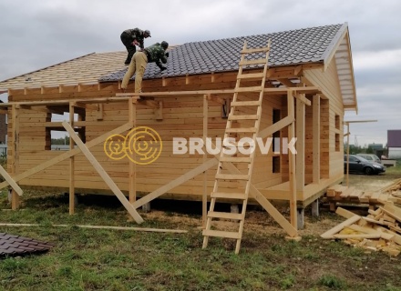 Одноэтажный дом 9х9м с двускатной крышей из профилированного бруса 145х195мм по индивидуальному проекту в г. Кострома, ул. Николая Тараканова