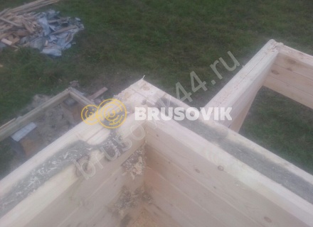 Деревянный дом с мансардой и крыльцом