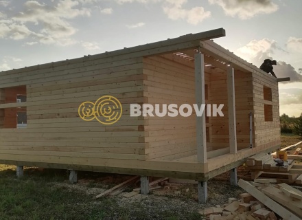 Одноэтажный дом 9х9м с двускатной крышей из профилированного бруса 145х195мм по индивидуальному проекту в г. Кострома, ул. Николая Тараканова