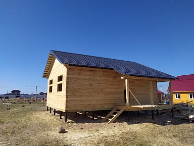 Дом 7х9 м из обрезного бруса 150х150 мм по индивидуальному проекту в коттеджном посёлке Рыбицы-1, Гатчинский район, Ленинградская область - фото процесса строительства