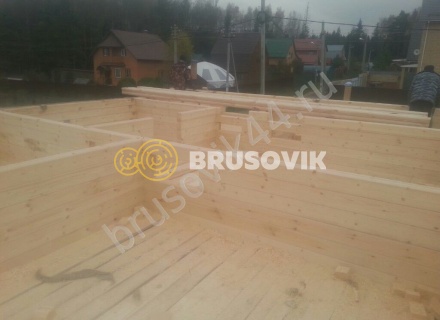 Деревянный дом с мансардой и крыльцом