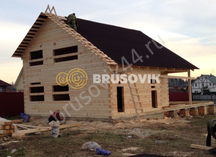 Деревянный дом с мансардой и крыльцом