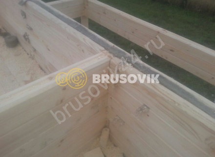 Деревянный дом с мансардой и крыльцом